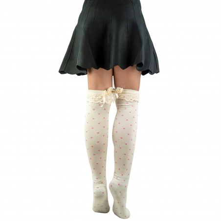 parigine con scarpe da ginnastica