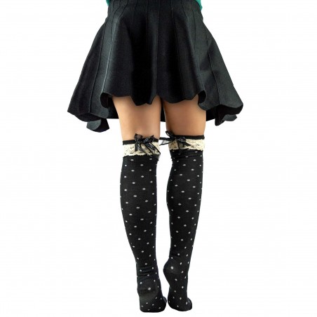 parigine con scarpe da ginnastica