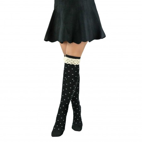 parigine con scarpe da ginnastica